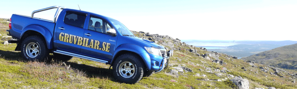 Blå Toyota Hilux med Gruvbilar-dekor på fjället