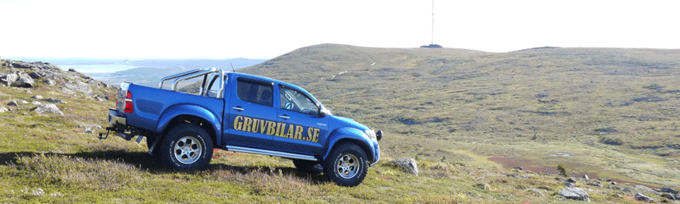 Gruvbilar pickup i norrländskt landskap